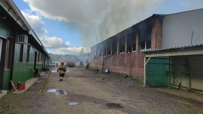 В Волгограде потушили пожар в цехе по производству радиаторов