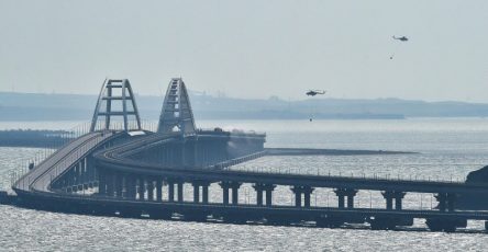 Vodolazy Mchs Obsledujut Podvodnye Konstrukcii Krymskogo Mosta F79a692