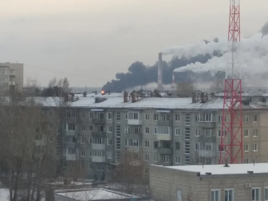 В России горит крупный нефтеперерабатывающий комплекс: завод затянуло дымом, оборудование в огне