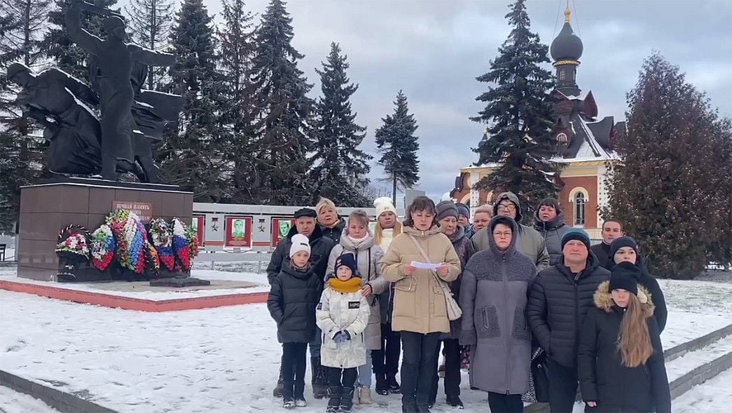 Родственники мобилизованных на фоне венков в цветах флага РФ обратились к главе Госдумы Володину