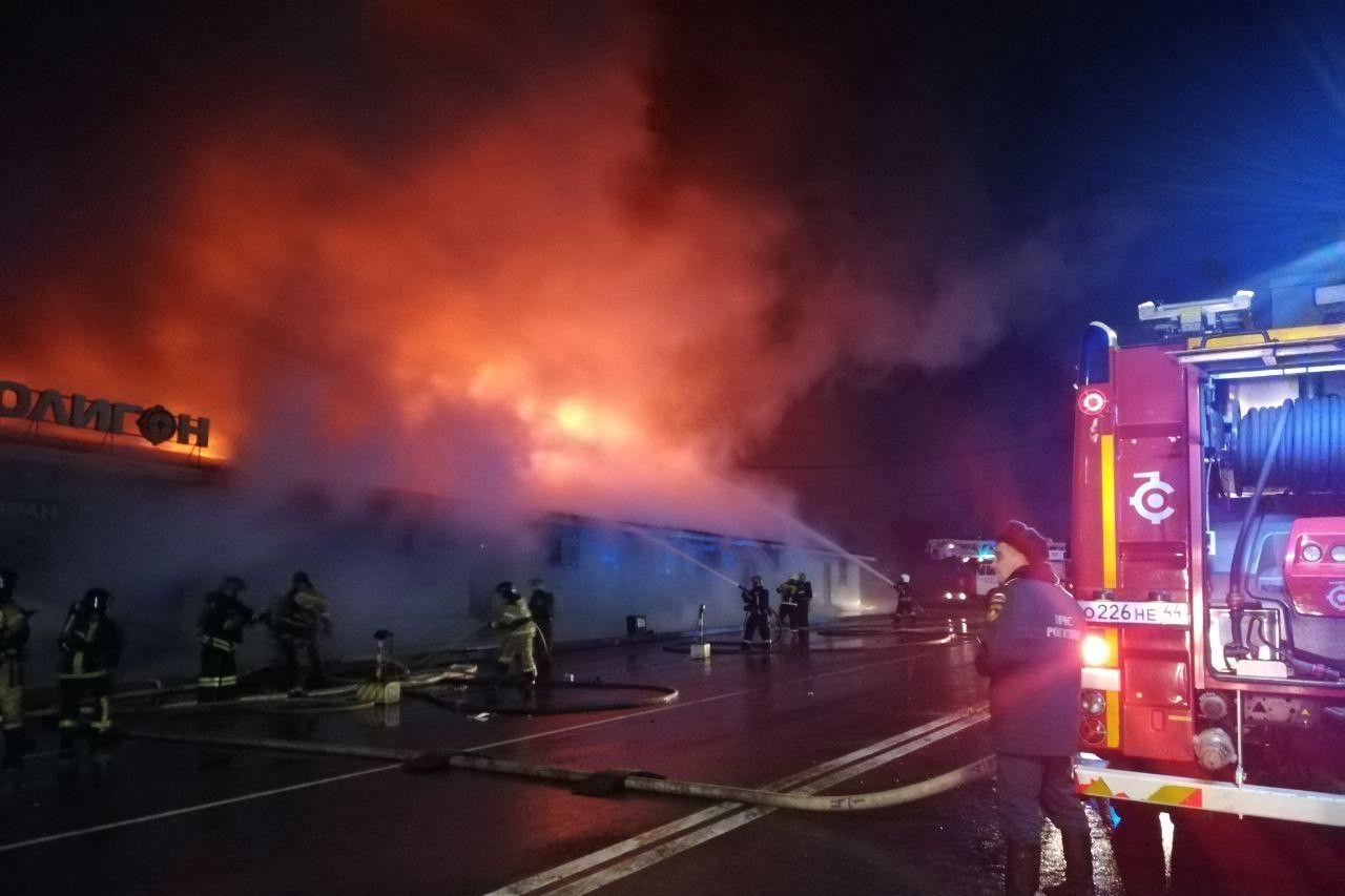 ​В Костроме из-за петарды вспыхнул развлекательный центр "Полигон": уже 13 погибших
