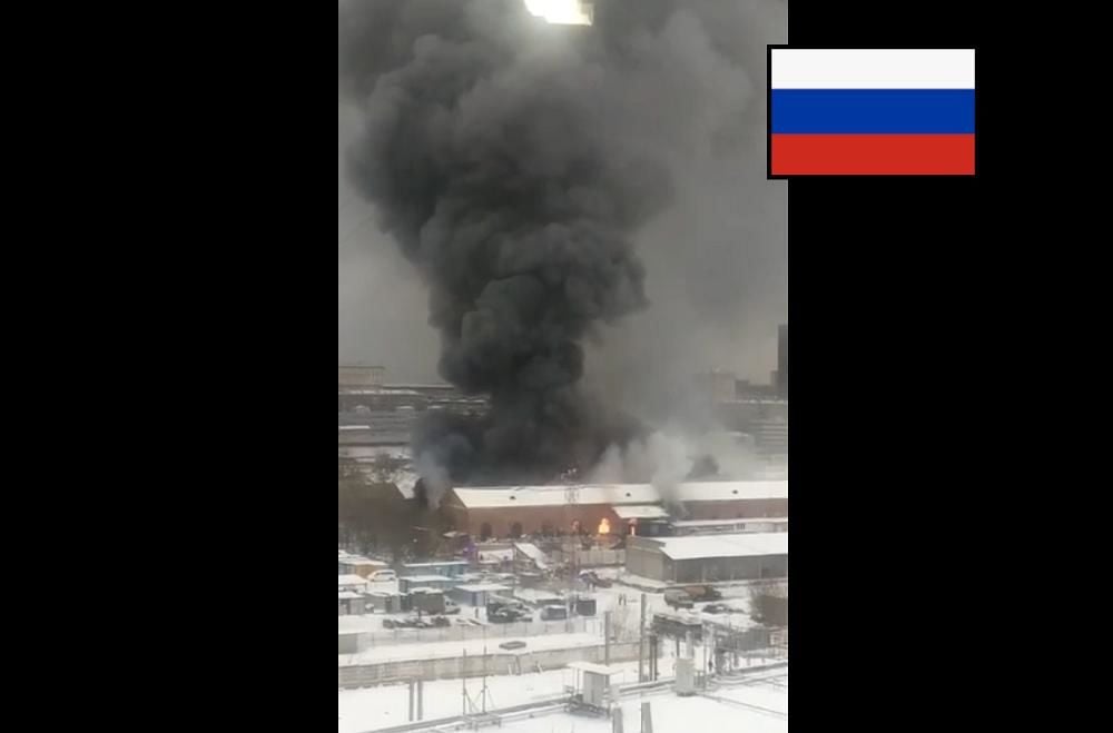 В центре Москвы полыхает масштабный пожар: слышен взрыв, в здании рухнули перекрытия