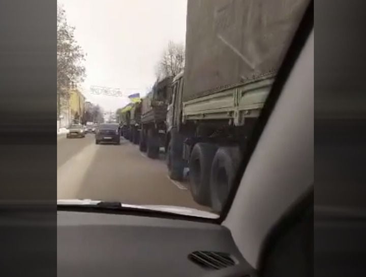 Очевидцы засняли колонну военной техники с украинскими флагами под Тверью