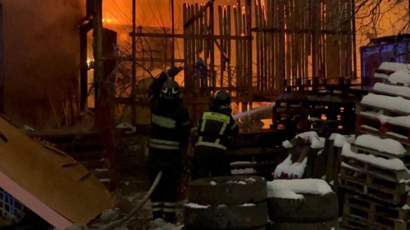 Пожар на Комсомольской площади в Москве полностью ликвидировали