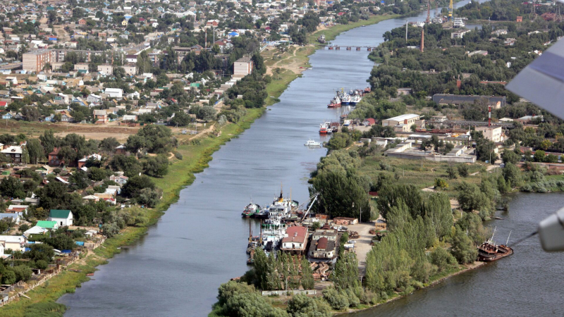 Река в Томской области превратилась в тягучий мазут