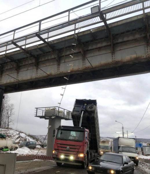В Перми грузовик с поднятым кузовом снес железнодорожный мост