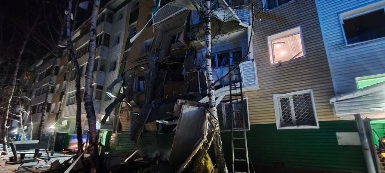 В центре крупнейшей нефтяной провинции РФ взрывом снесло два этажа дома: много жертв