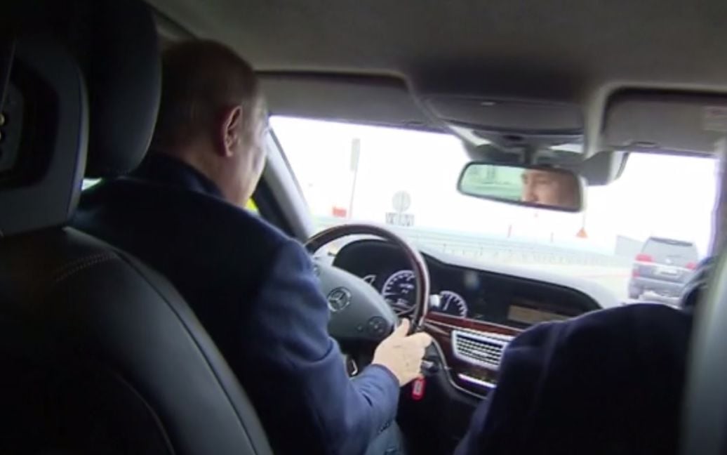 У Путина, севшего за руль "Мерседеса" для поездки по Крымскому мосту, заметили странную деталь - видео