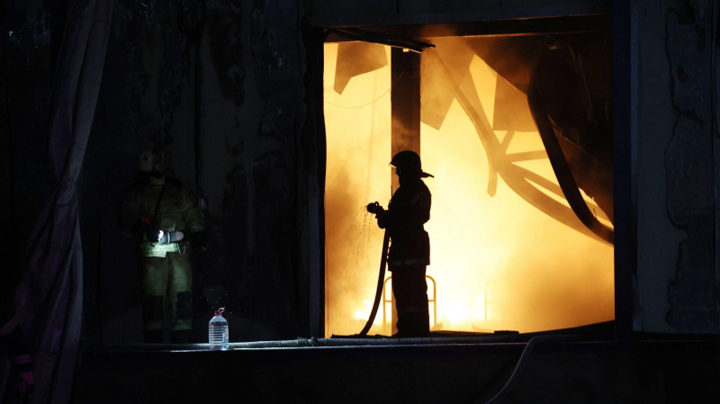 Пожар на складе во Владивостоке полностью потушили 