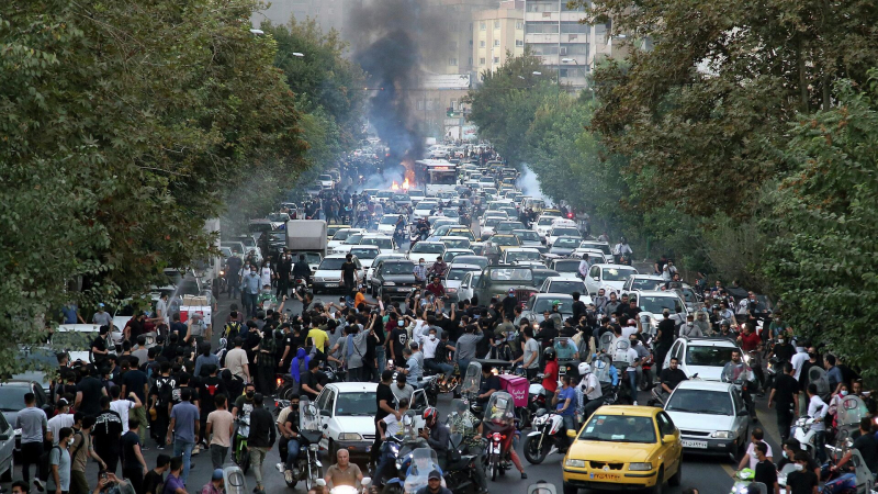 СМИ: в Иране в столкновении с участниками беспорядков погиб полицейский