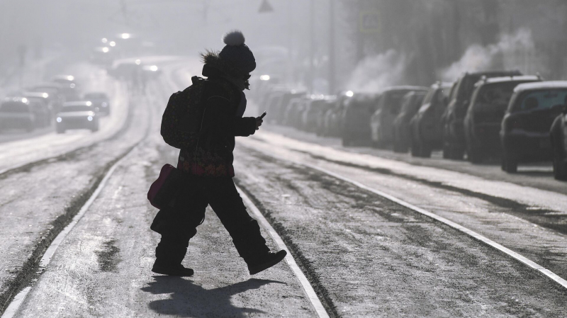 В Красноярске высаженный кондуктором школьник шел пять остановок по морозу