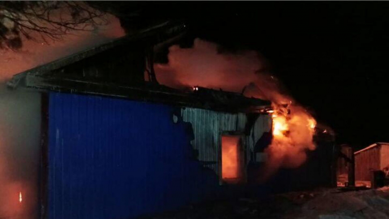 В Сочи потушили пожар, охвативший три жилых дома