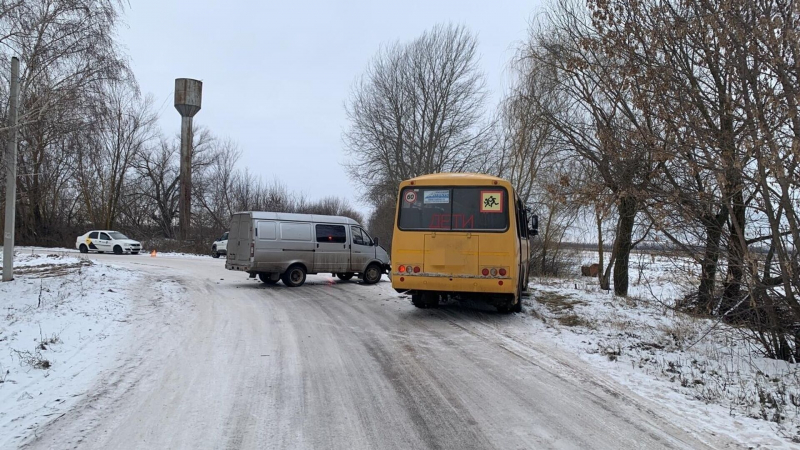 v-voronezhskoj-oblasti-shkolnyj-avtobus-popal-v-dtp-b1d5b46