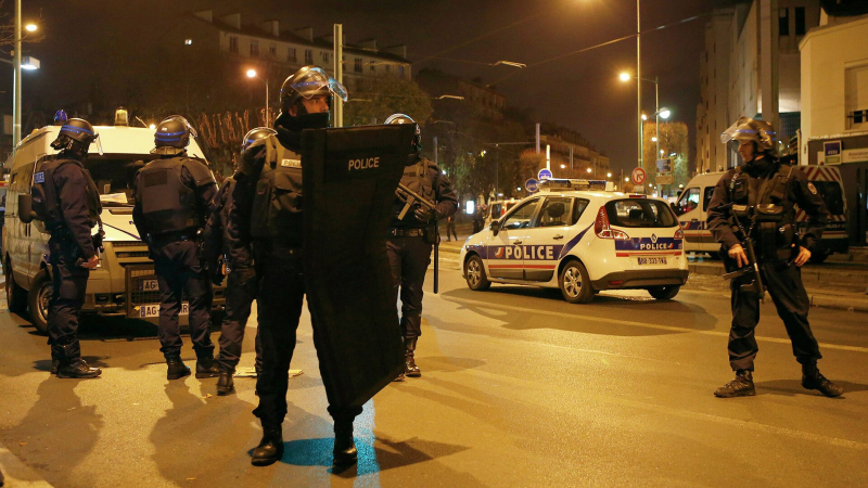 Французские СМИ сообщили о массовой панике в торговом центре в Париже
