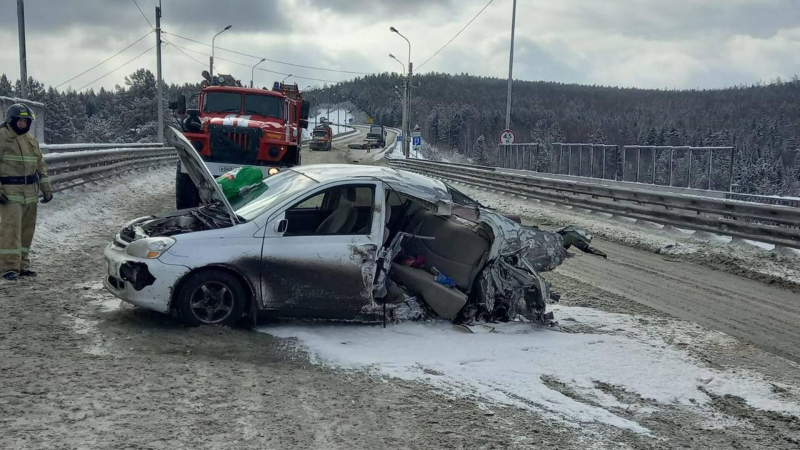 На Кубани в ДТП с грузовиком пострадали восемь человек
