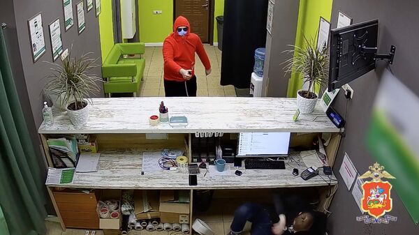 СК показал работу следователей в магазине Москвы, где удерживали заложницу 