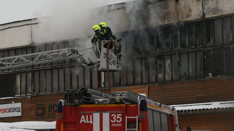 В Красноярске локализовали крупный пожар на складе
