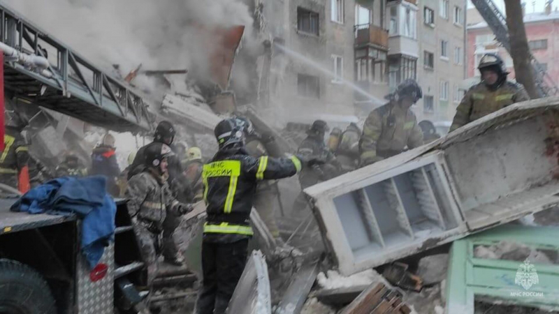 Власти подтвердили гибель трех человек после обрушения дома в Новосибирске