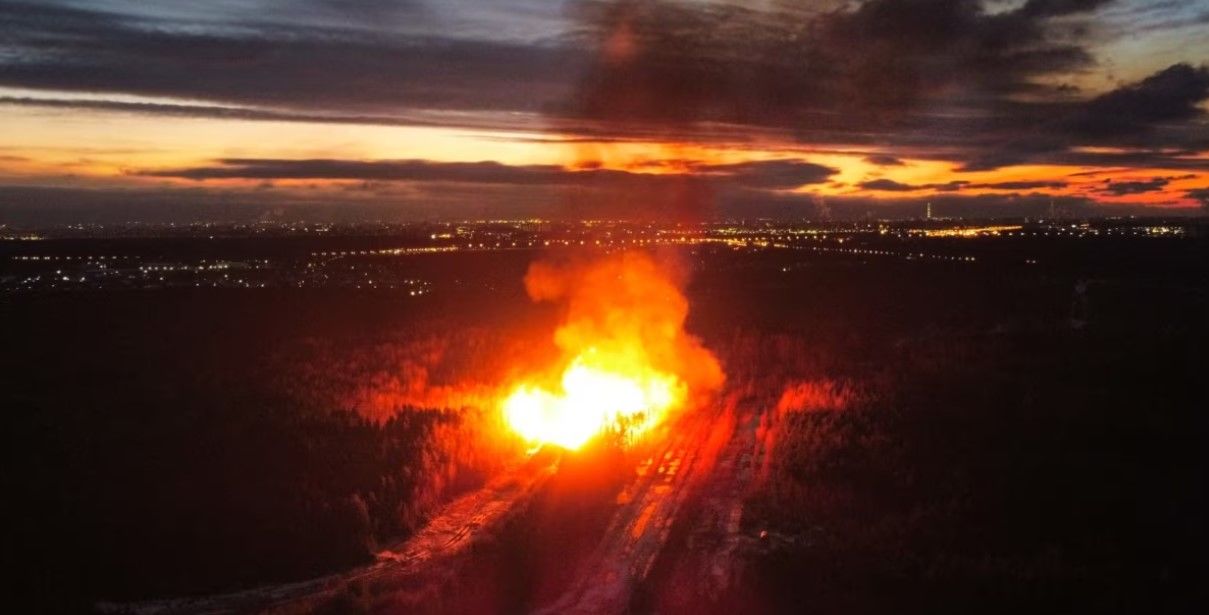 Зарево видно за десятки километров: мощный взрыв на газопроводе в РФ попал на видео