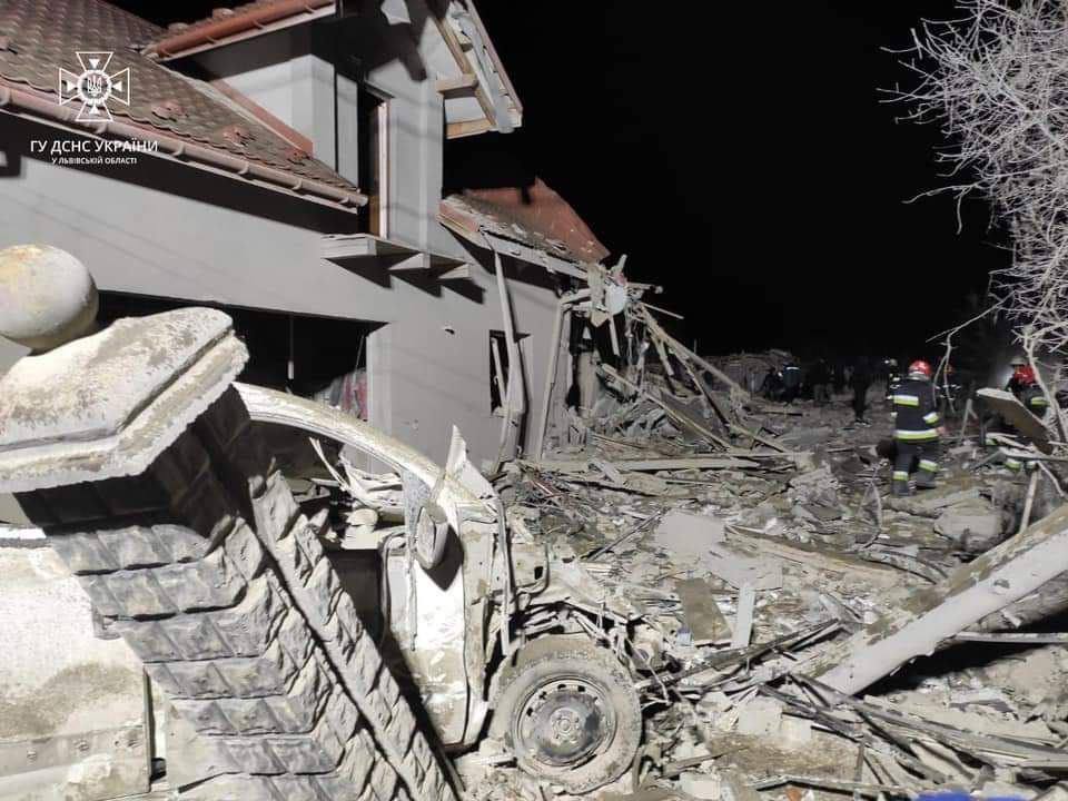 ​Пятеро погибших в Золочевском районе в результате ракетного обстрела: в Сети появились кадры со Львовщины
