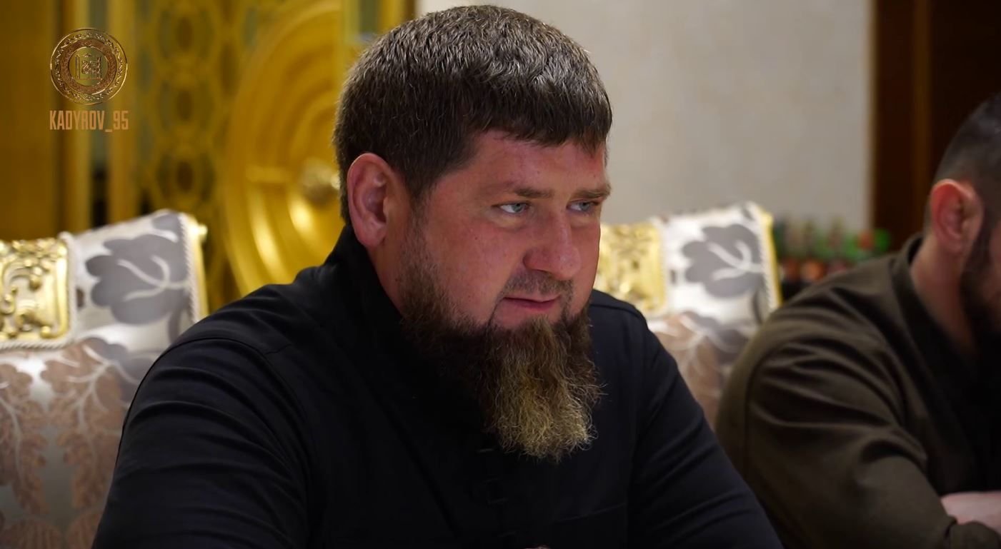 ​Располневший Кадыров принимал Пушилина в Чечне с медицинским гаджетом на руке