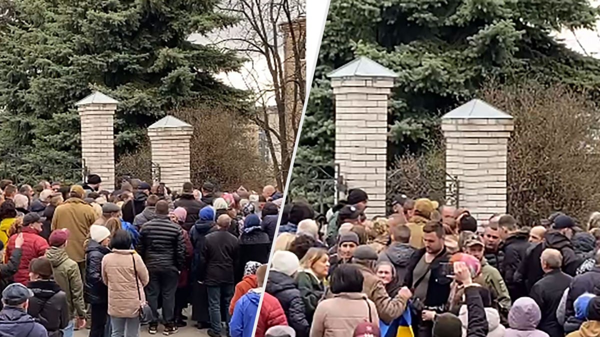 В Хмельницком активисты проломили ворота храма УПЦ МП, где священники избили военного 