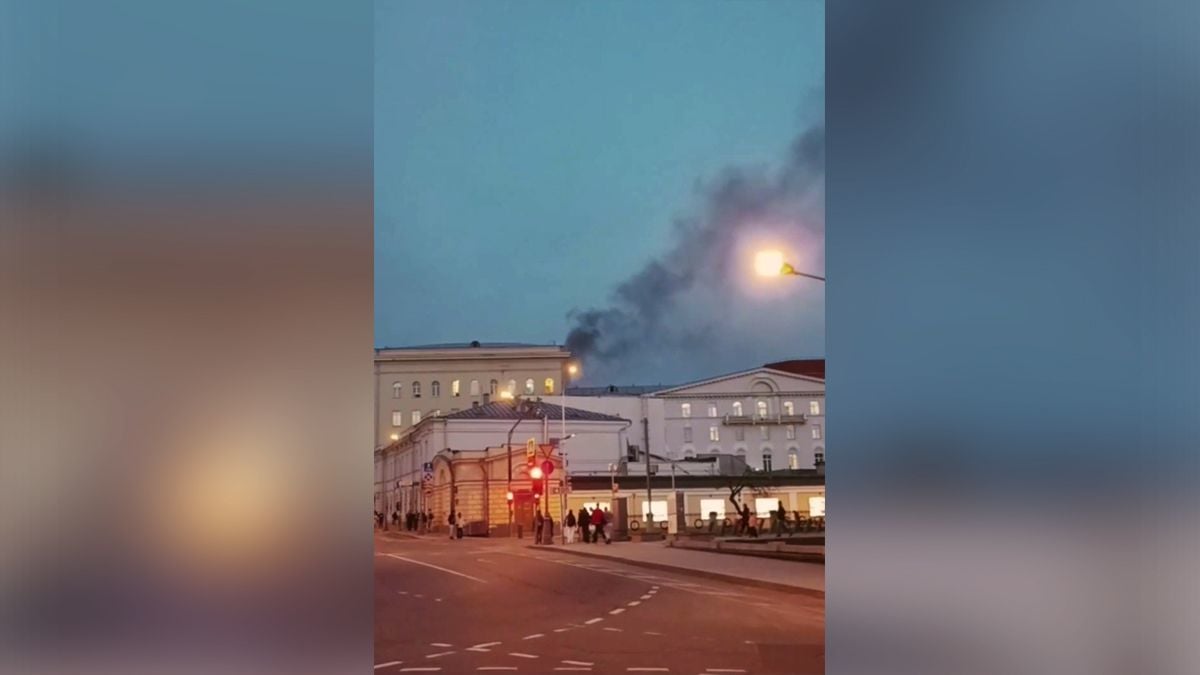 В центре Москвы горит здание Минобороны РФ: из окон валит густой дым 