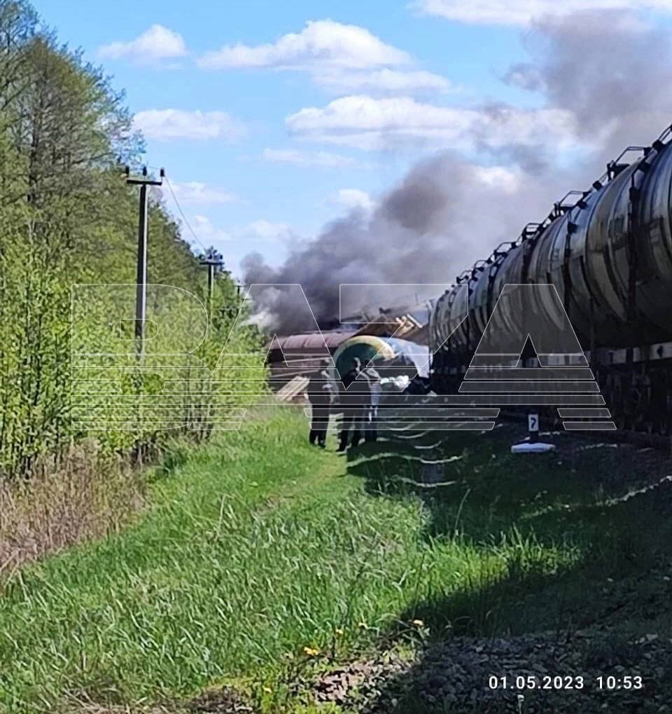 Партизаны в тылу РФ взорвали пути и пустили под откос поезд с горючим: вагоны перевернулись и горят
