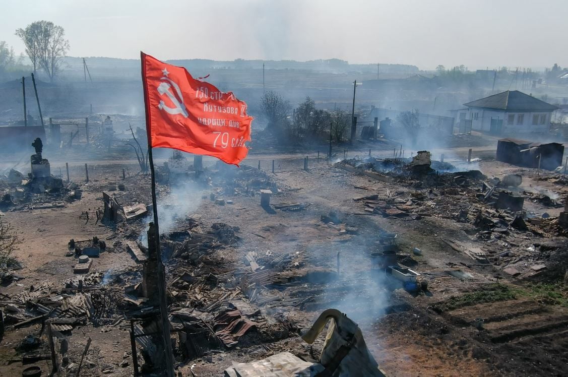 В РФ над выгоревшим селом, где в огне погибли 7 человек, установили знамя Победы