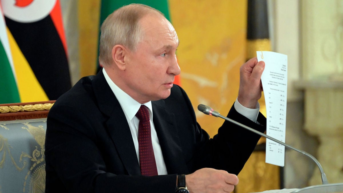 Путин показал "стамбульский мирный договор" и пожаловался, что Украина "выбросила его на свалку истории"
