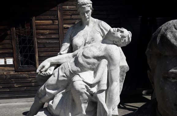 На Львовщине снесли скульптуру “Мать-Родина”: она пополнила музей тоталитарных режимов