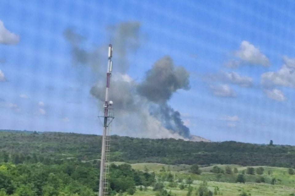 Мощнейший "прилет" по Луганску: над шахтой клубы черного дыма, детонируют снаряды