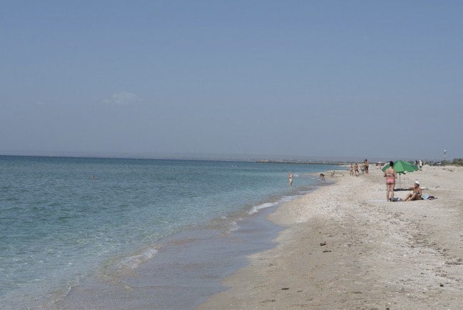 Белое солнце изоляции: на пляжах Анапы оккупанты "жарятся" стоя