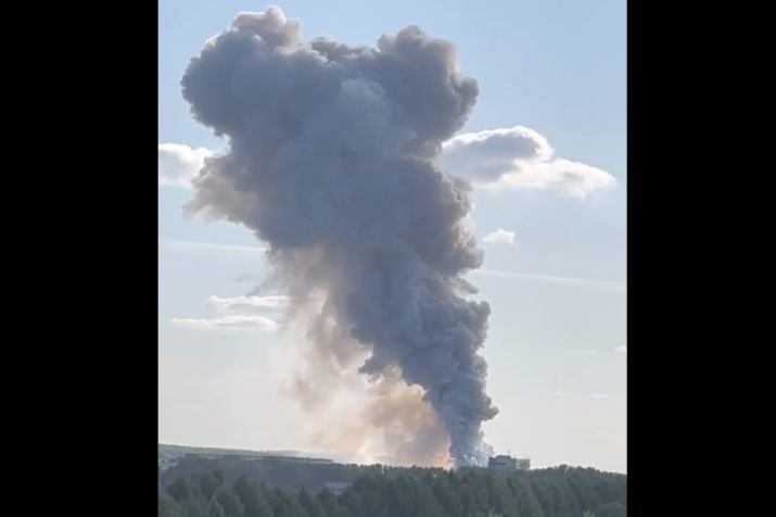 РФ снова пылает: в Кемерове охвачен огнем склад с пиротехникой, гремят взрывы