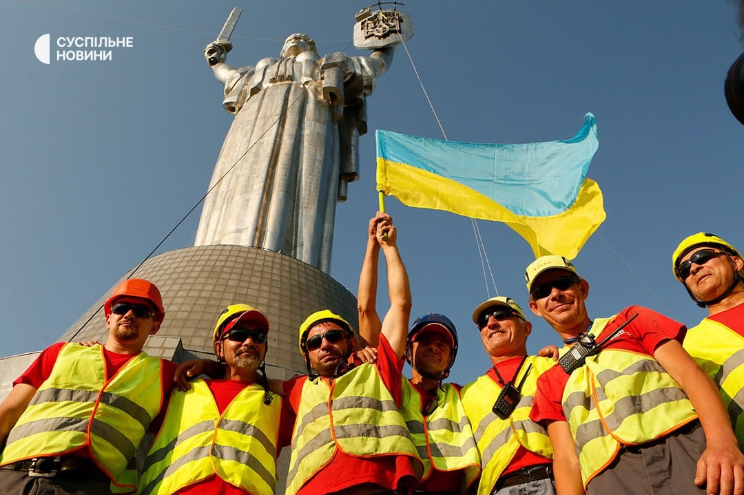 "​Родина-мать" в Киеве теперь с трезубцем, украинцы довольны: "Стоит каждой копейки"