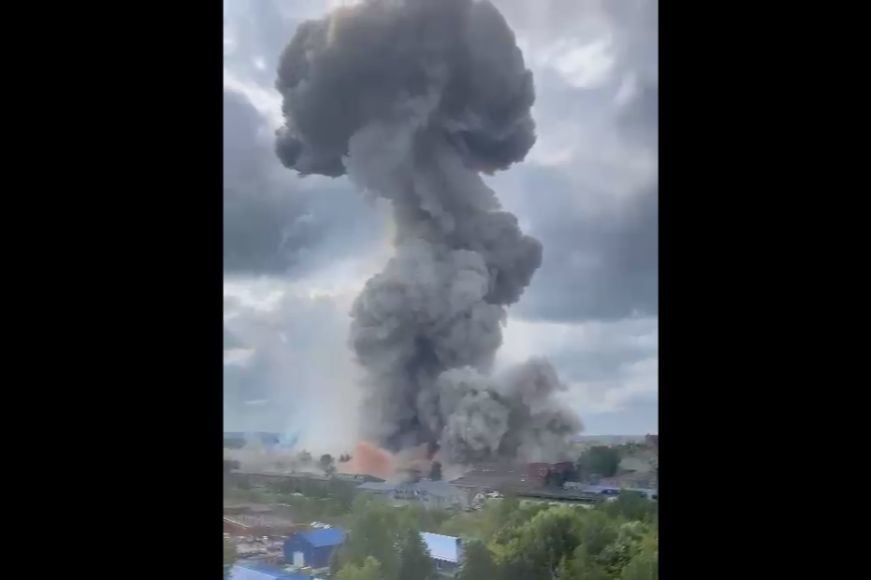 "Гойда" на заводе в Подмосковье попала на видео: взрывная волна смяла машину