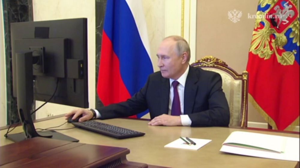 Путин насмешил Сеть, сев за компьютер: курьезный момент попал на видео 