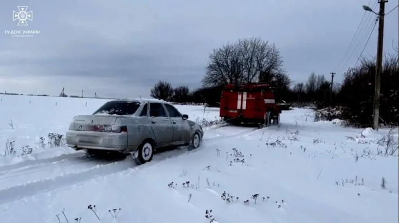 Непогода в Украине: обесточены более трех сотен городов и сел, в снежном плену оказались почти две тысячи автомобилей