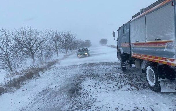 Сразу в 4 областях Украины большие снежные заносы: появился список трасс, где закрыто или ограничено движение