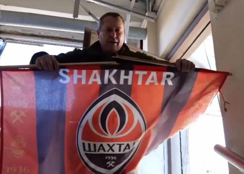 Команда ФК "Шахтер" передала главному сержанту 110-й ОМБр Виктору Жаруку новый флаг клуба
