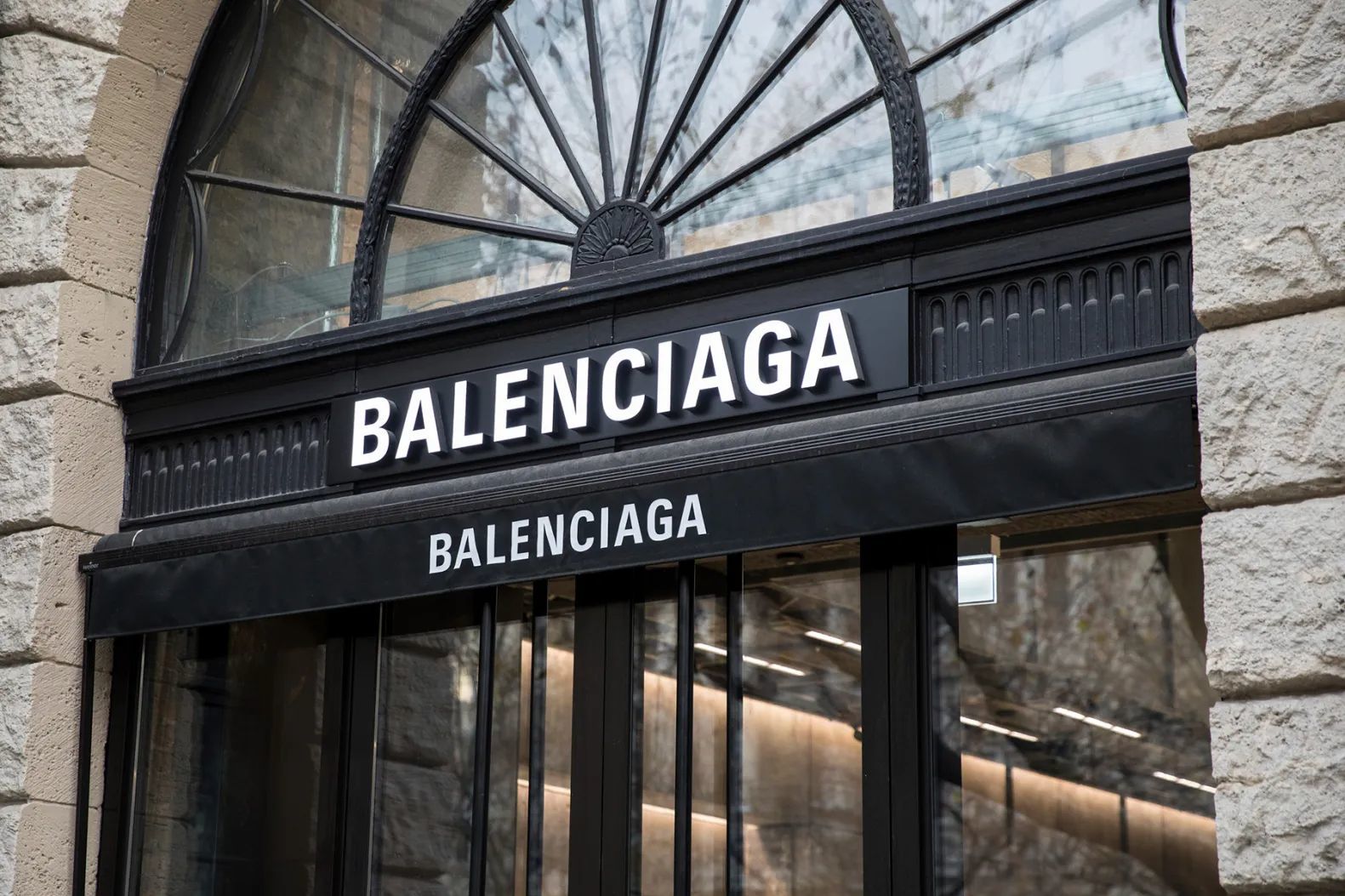 Balenciaga повеселил украинцев новым платьем за 240 тысяч грн: "Хит сезона в РФ с 2022 года"