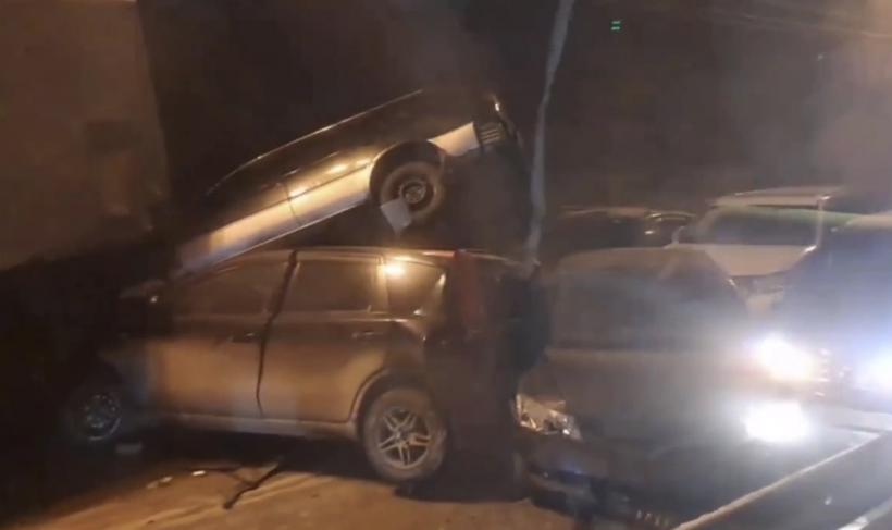 18 автомобилей столкнулись в российском иркутске из-за лужи на дороге (видео)
