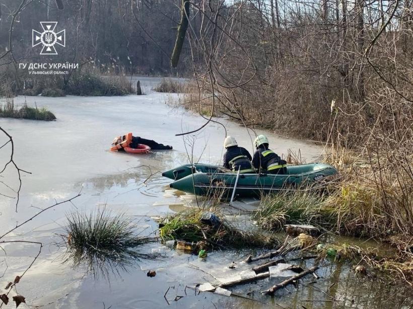 На Львовщине спасли девочку, которая оказалась на обломке льда посреди озера