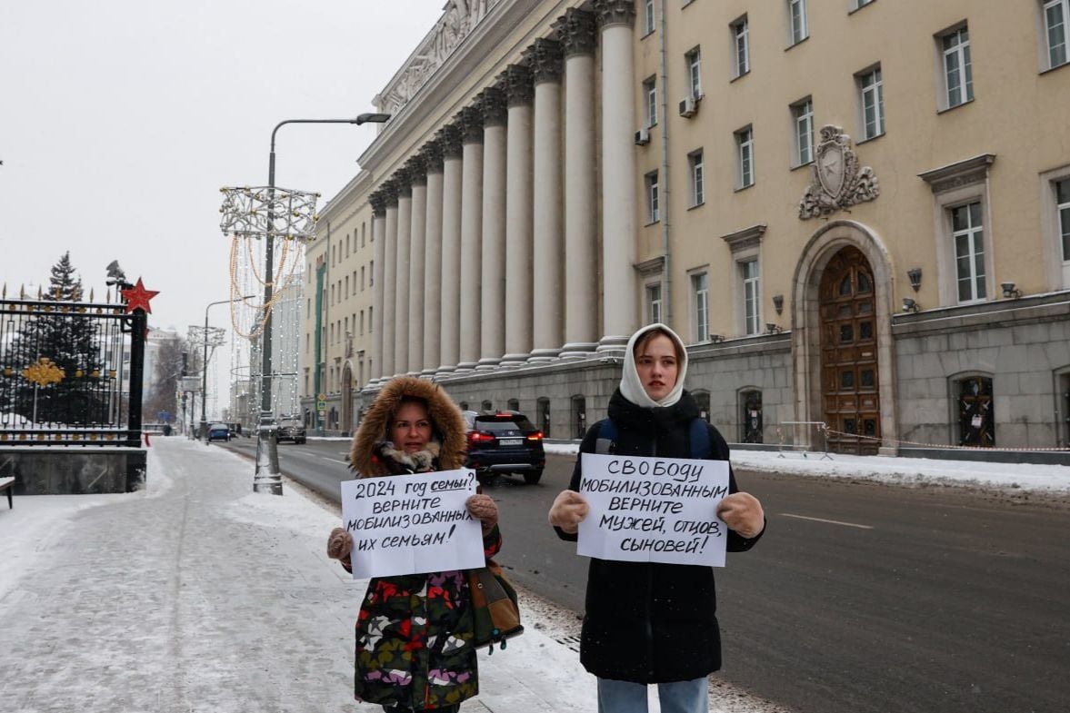 "Нас уже обнулили", - жены мобилизованных предъявили претензии Путину у здания Минобороны РФ