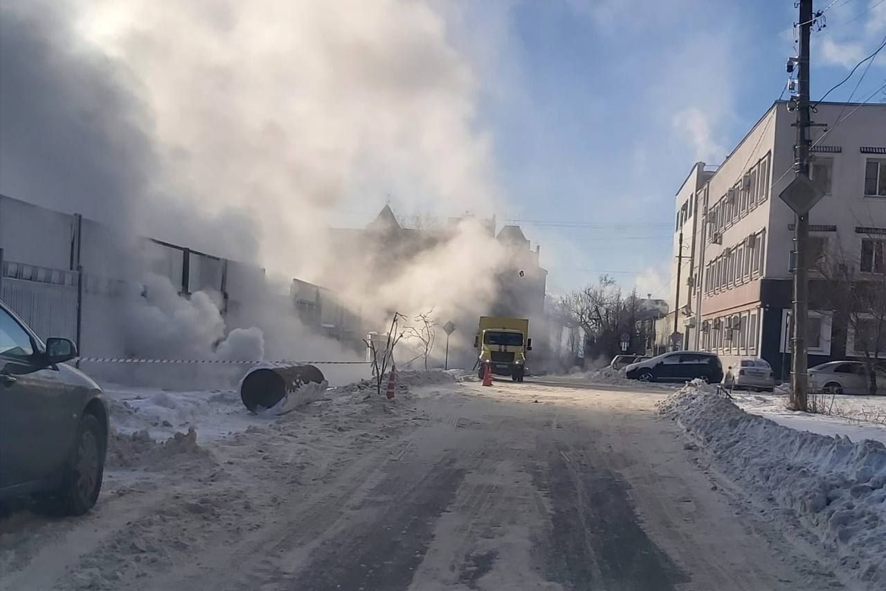 ​В Липецке прорвалось "величие": в городе из-под земли бьют "гейзеры", десятки домов без тепла