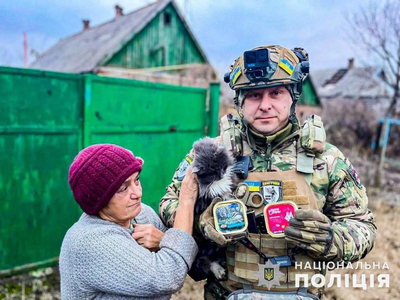 "Белые ангелы" доставили в Авдеевку еду для четвероногих пушистиков