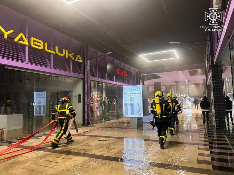 Пожар в ТРЦ "Космополит" в Киеве: эвакуация людей продолжается