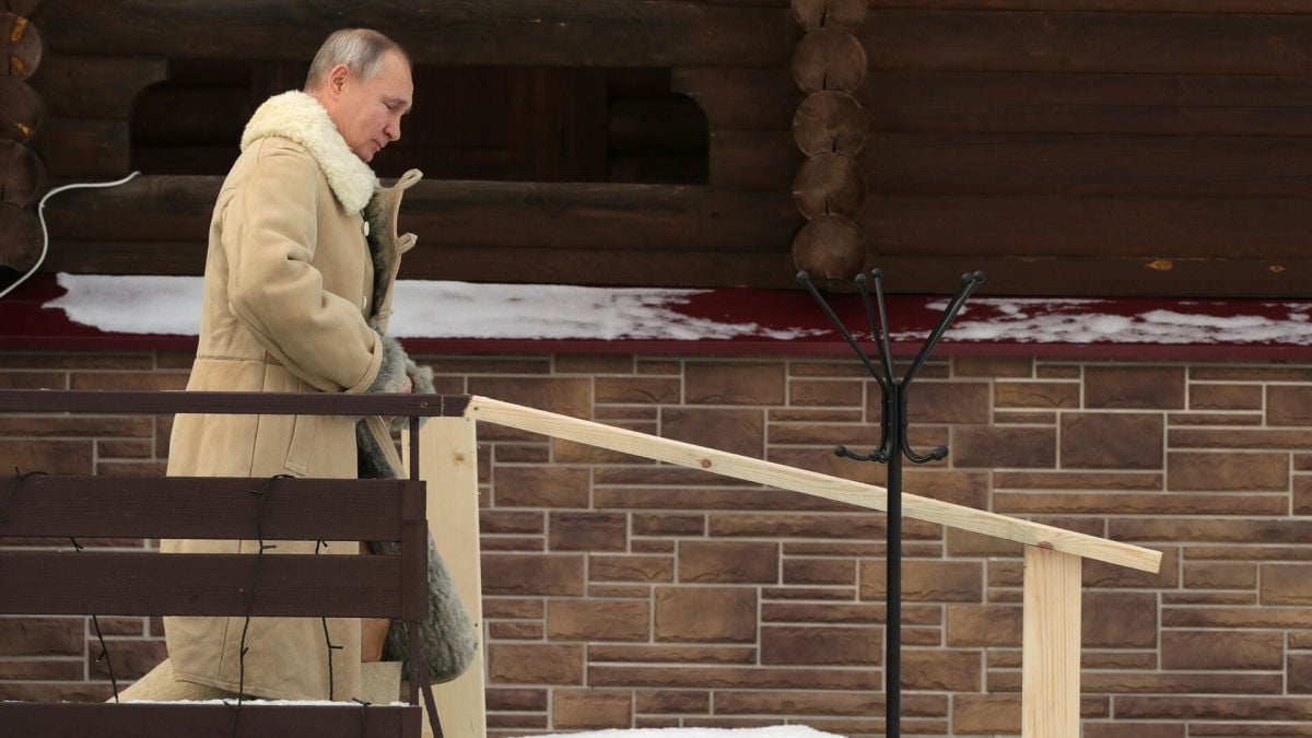 В крещенских ныряниях Путина в прорубь заподозрили неладное 