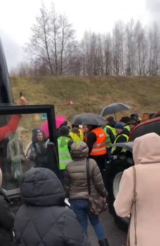 Ситуация уже начинает выходить из-под контроля: поляки заблокировали автобус из Украины, Кубраков отреагировал