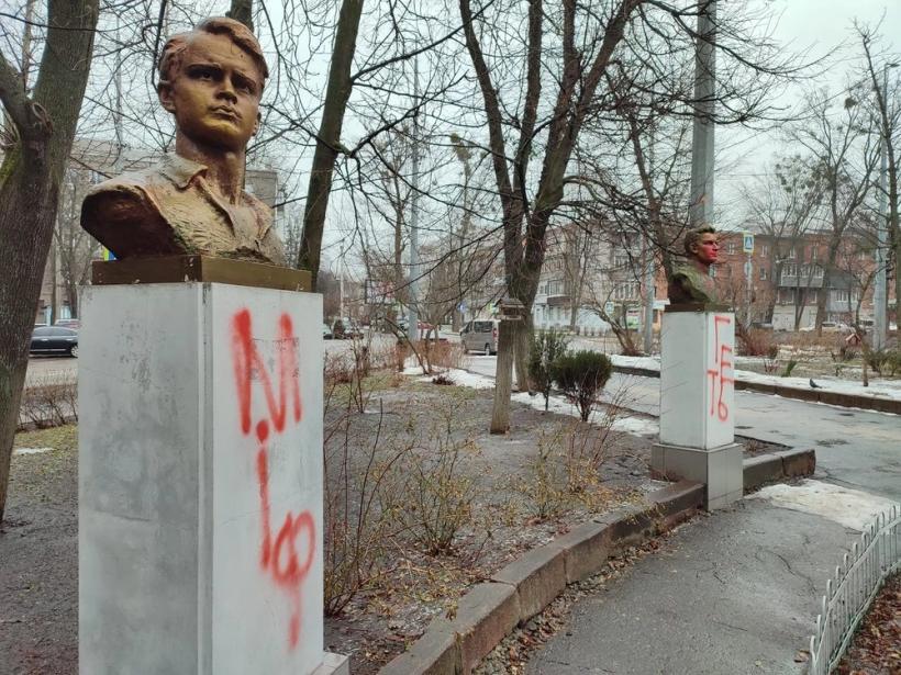 В Харькове обрисовали советские постаменты вблизи дома "Слово"